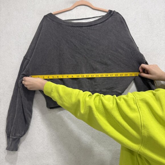 Free People Sweatshirt Womens XS Gray Cropped Deep V Back Boat Neck Pullover - Picture 4 of 10